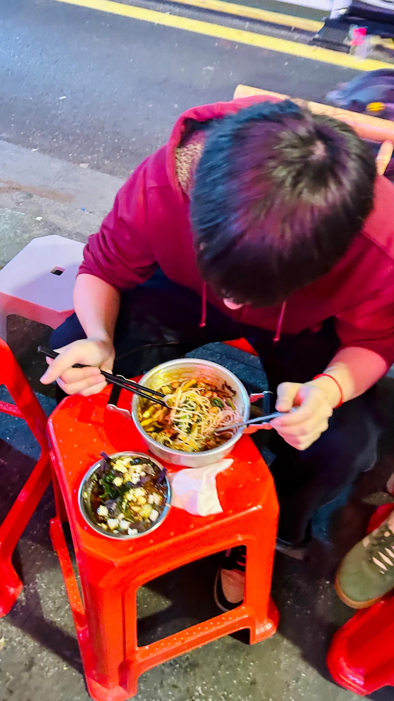 一碗螺蛳粉的味道有多好，你才会不顾形象直接坐着红胶凳在路边嗦粉？

位于广州海珠