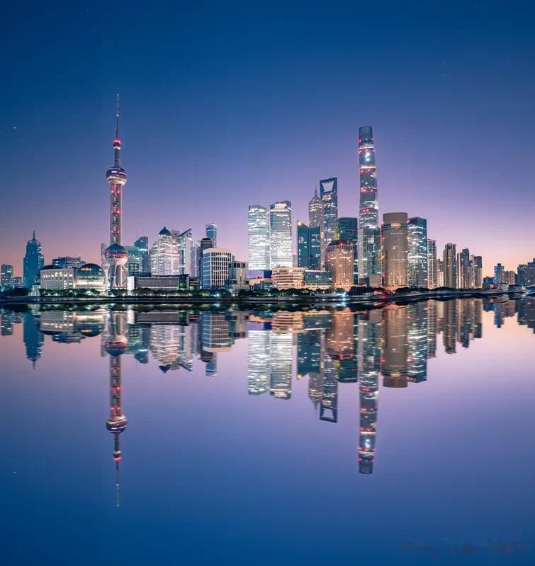 我也站现代！就说这科技进步，简直天翻地覆。互联网让世界成了地球村，智能手机在手，