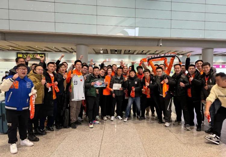 今天下午17：30分，泰山队乘机抵达北京首都机场，载誉而归！泰山队球迷们进行了接