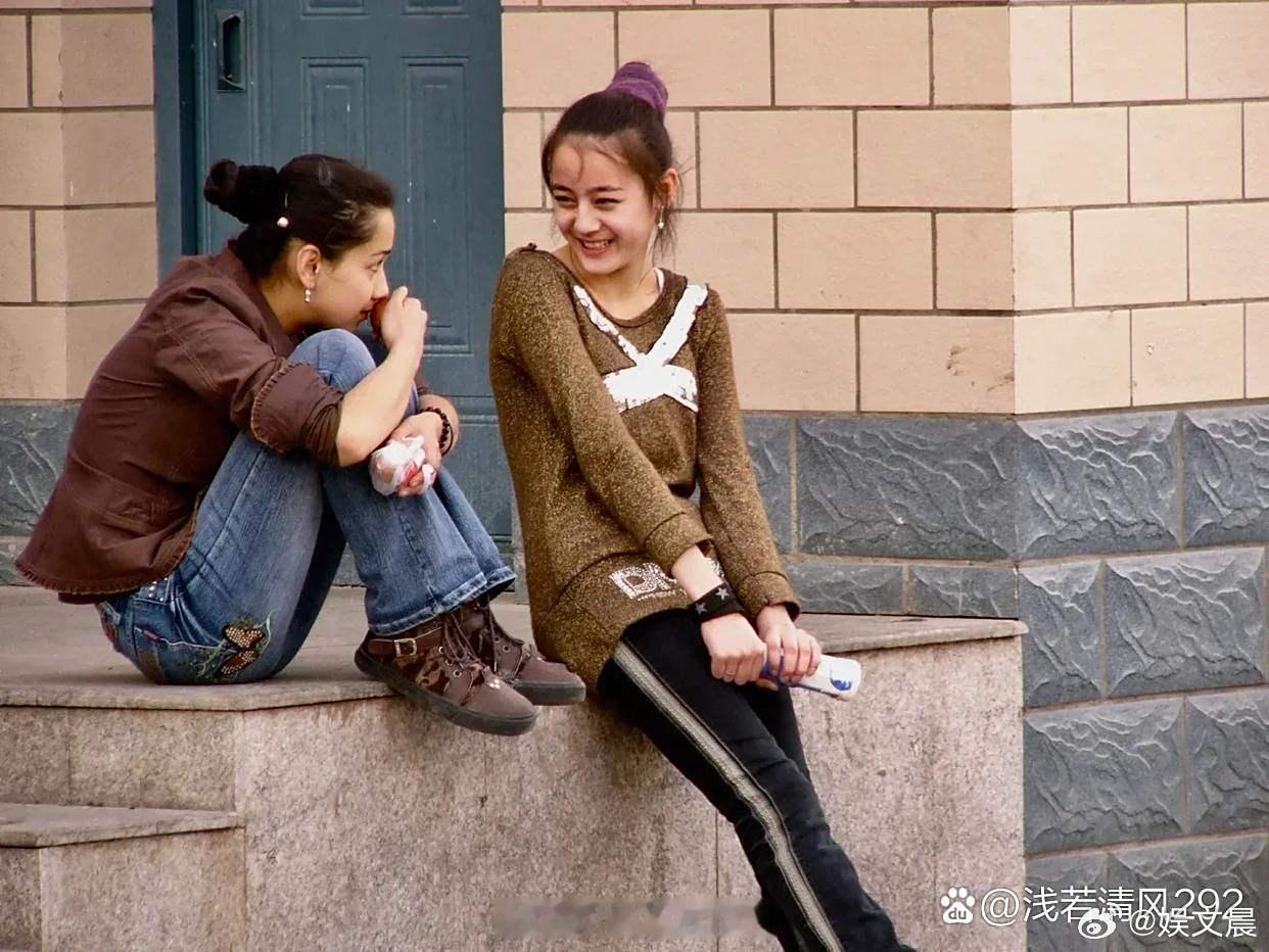 2007年的新疆街头，15岁的迪丽热巴满是青涩感，身体尚未完全长开，那份未经雕琢