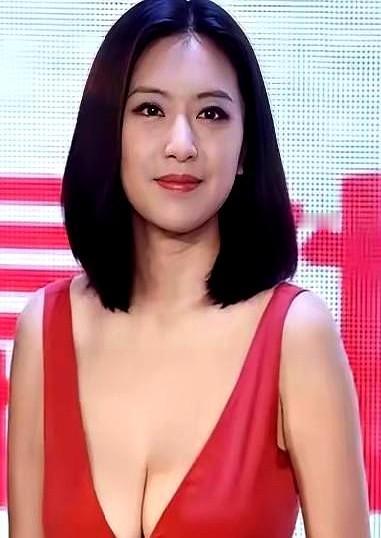 姜文在片场按着一个女配角，在太阳底下硬生生暴晒了三个星期。

连走位时攥拳头的力
