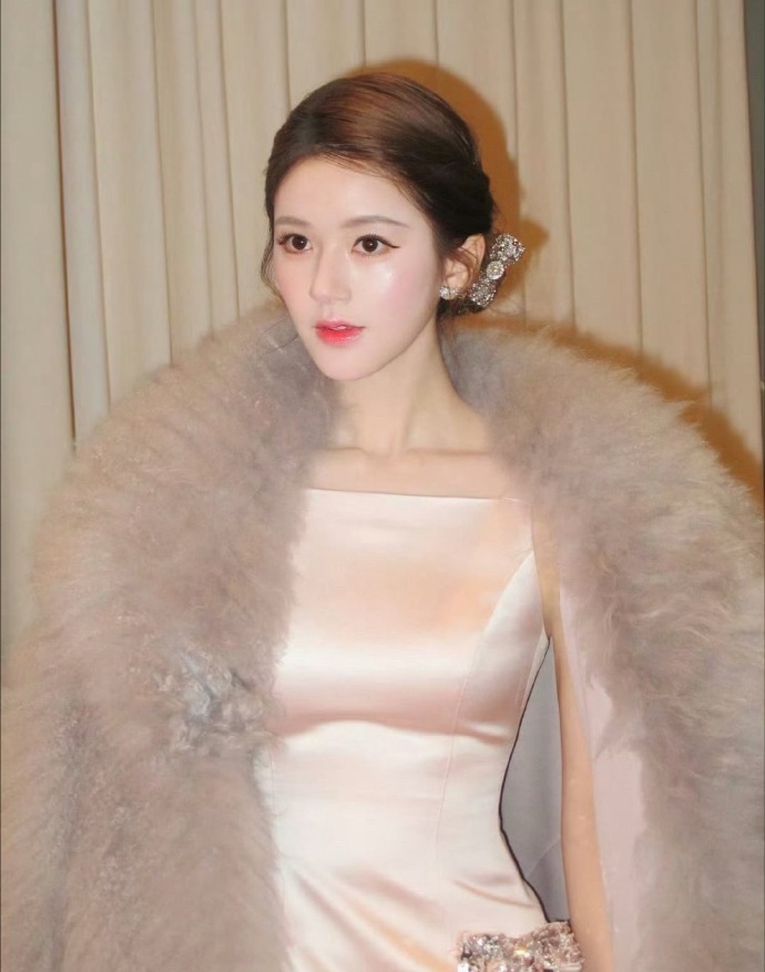 赵露思最新的营业照，状态是不是很好了？ 