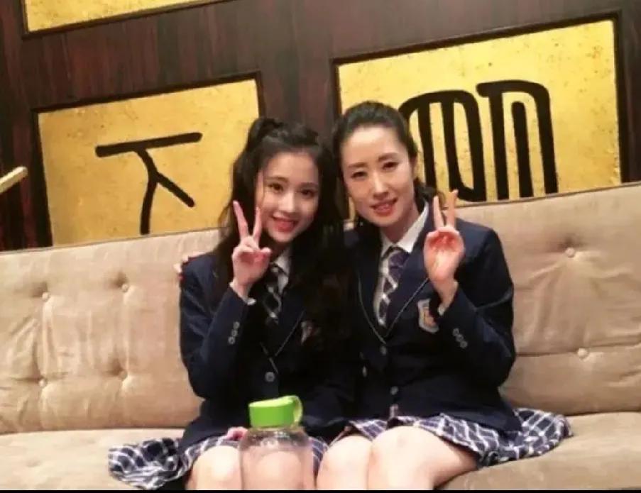 左边的不愧是“谋女郎”，长得清新脱俗，漂亮出众，拍了不少好作品，也得了不少奖。一