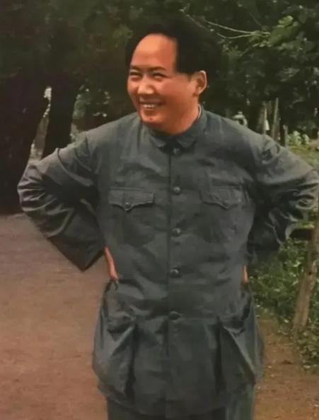 一次，毛主席要开一个很重要的会议，大家提前来到了会场后，毛主席则笑着说：“可能大