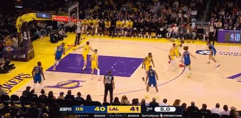 你比波杰好用！斯潘塞单挑老詹打嗨库里！
在今天NBA常规赛勇士对阵湖人的第二节比