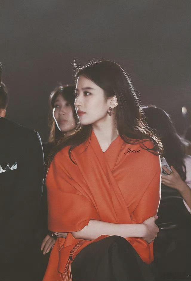 刘亦菲甩披肩这一下 天仙热度太高了，我也来蹭一蹭，路过的仙粉给个机会[笑而不语]