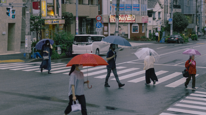 人到群体中，智商就严重降低。为了获得认同，个体愿意抛弃是非，用智商去换取那份让人