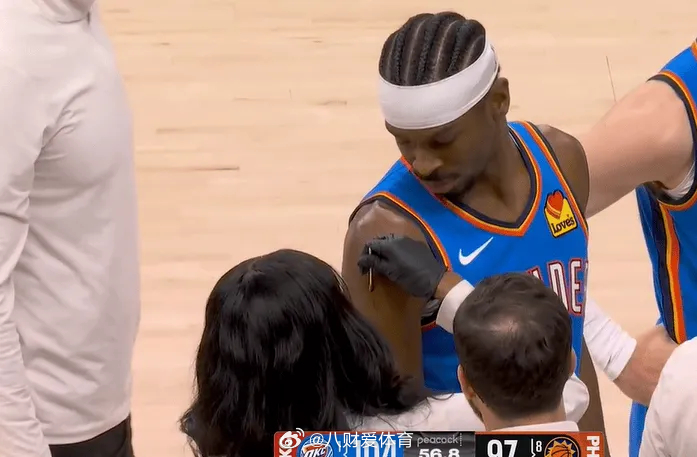 季后赛烽烟正炽，赛场强度拉满！SGA肩头猝然出现开放性伤口，鲜血浸染衣衫，每一个