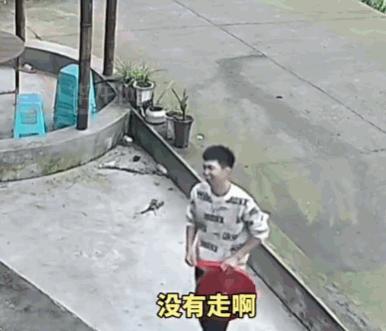 7月6日，四川内江84岁爷爷安详离世，孙子打算点鞭炮送别老人，一旁的奶奶瞬间情绪