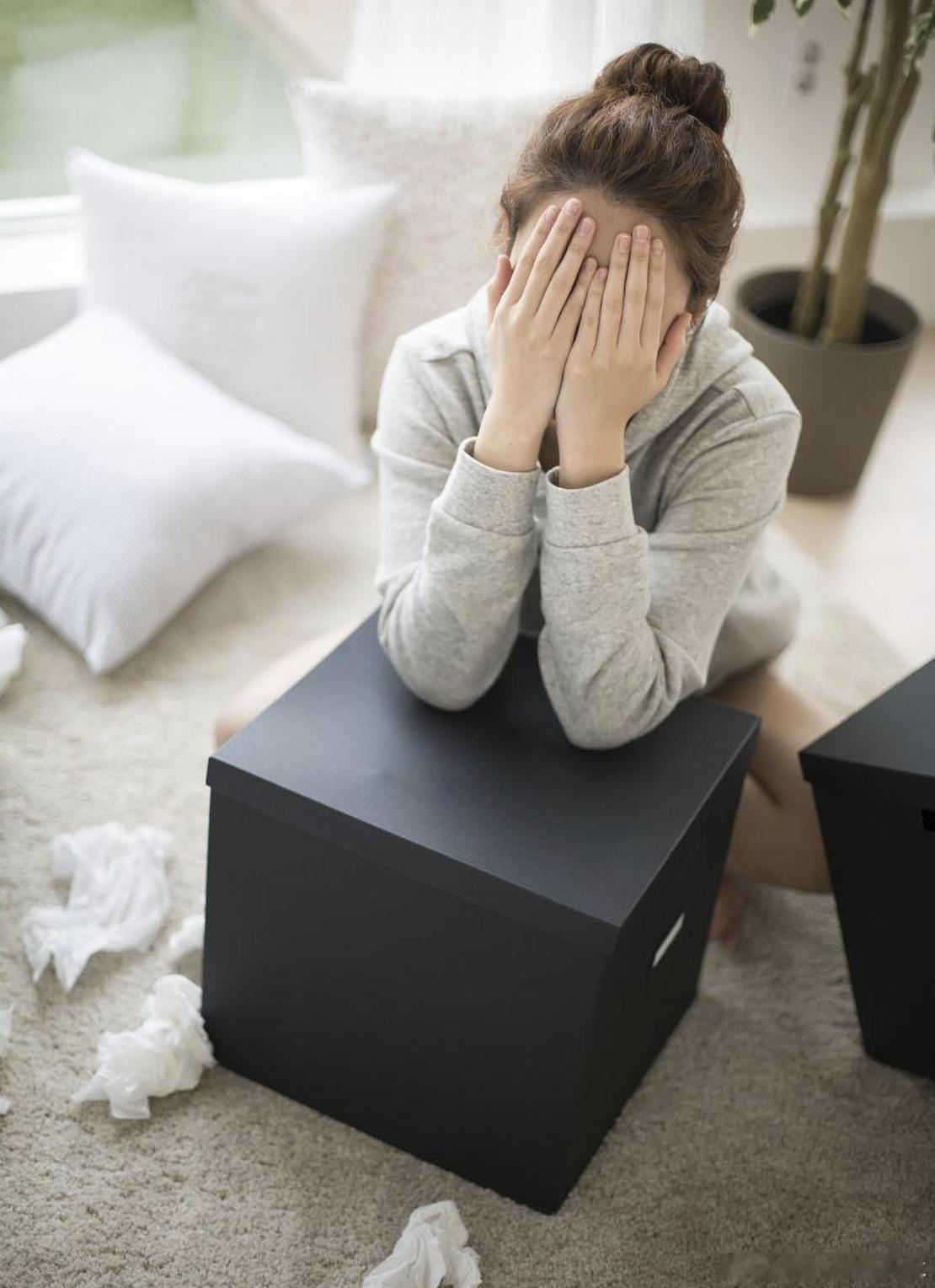 女子持龙凤胎DNA报告起诉已婚董事长 女子拿着龙凤胎的DNA报告，直接把已婚董事