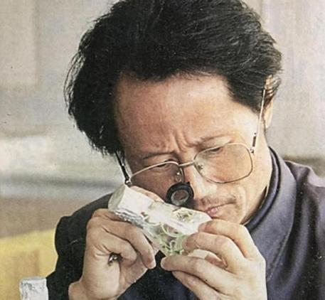 1998年，大学教授何家庆走进西南深山，饿了两天后向村民讨口吃的。没想到，村民端