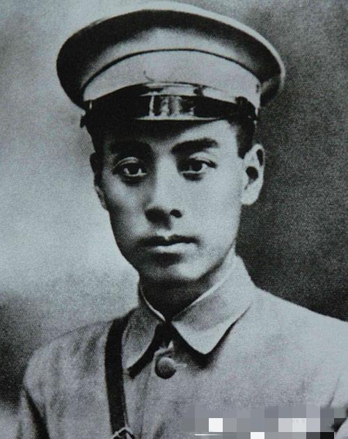 1927年，周恩来被捕。谁料，审讯他的人，竟是他的学生。他凑近周恩来，轻声说：“