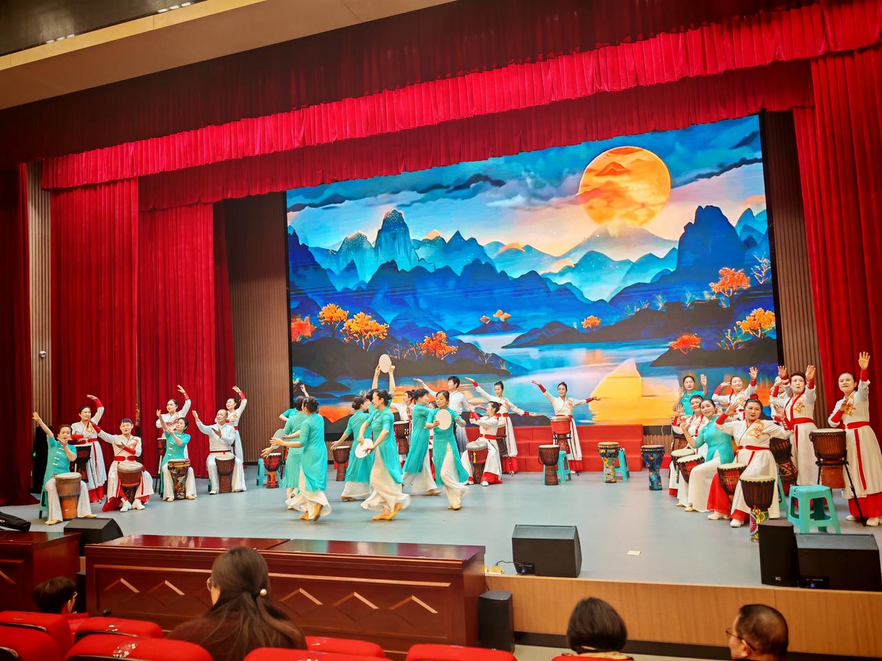 月映山河静，乐舞共欢腾。