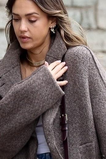 jessica alba 杰西卡阿尔芭在洛杉矶外出，带着儿子Hayes到Targ