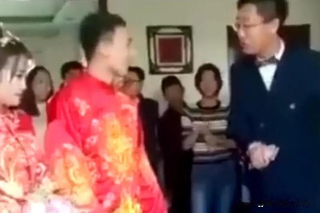 一句改口的呼唤，足以预判一段和睦的婆媳情缘。
湖南一对年轻情侣完成婚姻登记，携手