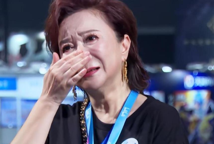 64 岁蔡明的遗憾让人唏嘘！
28 次登上春晚舞台，被称作小品女王的蔡明，晚年却