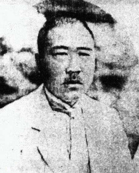 1928年，“狗肉将军”张宗昌娶14岁的朱宝霞为21姨太太。新婚夜，张宗昌喝的迷
