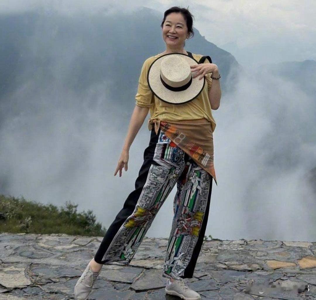 林青霞晒重庆爬山照啦！镜头里的她笑容灿烂，看得出来在山间游玩时心情超棒～ ​​​