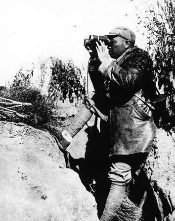 1956年，彭德怀到青海视察，检查哨位时，他问哨兵：“这么冷，你怎么不穿皮大衣？