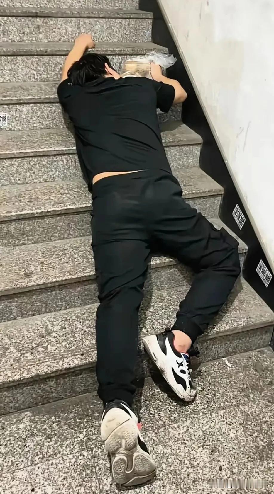 泪目！郑州中原区秦岭路一个老小区，一个三十多岁男人白天在南三环的小工厂上班，晚上