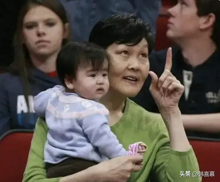 姚明女儿近况曝光，去美国度假颜值漂亮，还有三年或选择中国国籍 