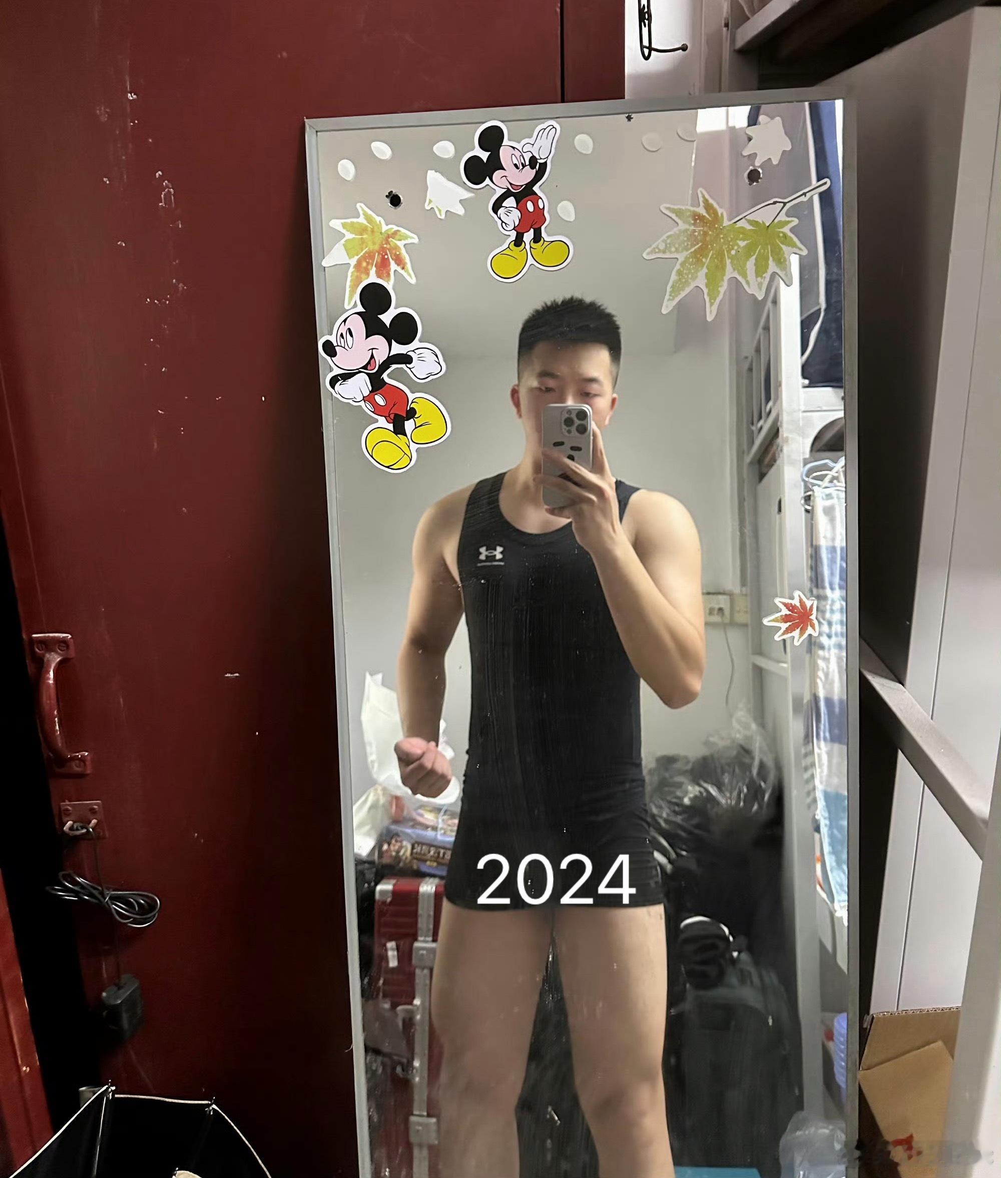 这么一看健身还是有用的，最起码背和肩比两年前刚健身时大了一点校园v计划日常大学生