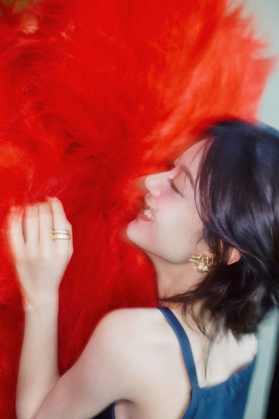 赵今麦法式缎带低盘发 当发丝遇见缎带，是心动的法式浪漫！低盘发也能甜度超标，麦麦