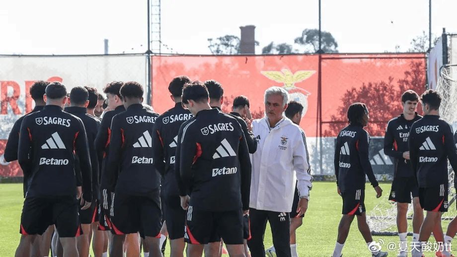 葡萄牙三大报之一的记录报撰写头版专栏。 本周五上午，本菲卡在塞沙尔的训练课上，球