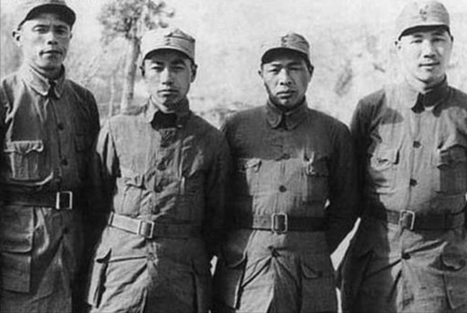 1943年，杨成武被鬼子围上了狼牙山顶。

下面是合围的日军，身边的警卫员不到十