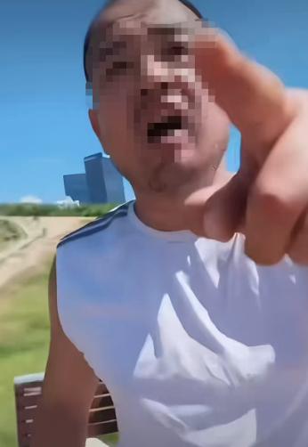 “大哥我求你了！我给你跪下能放过我吗？”在青岛海之恋公园，一名二十多岁的外地小姑