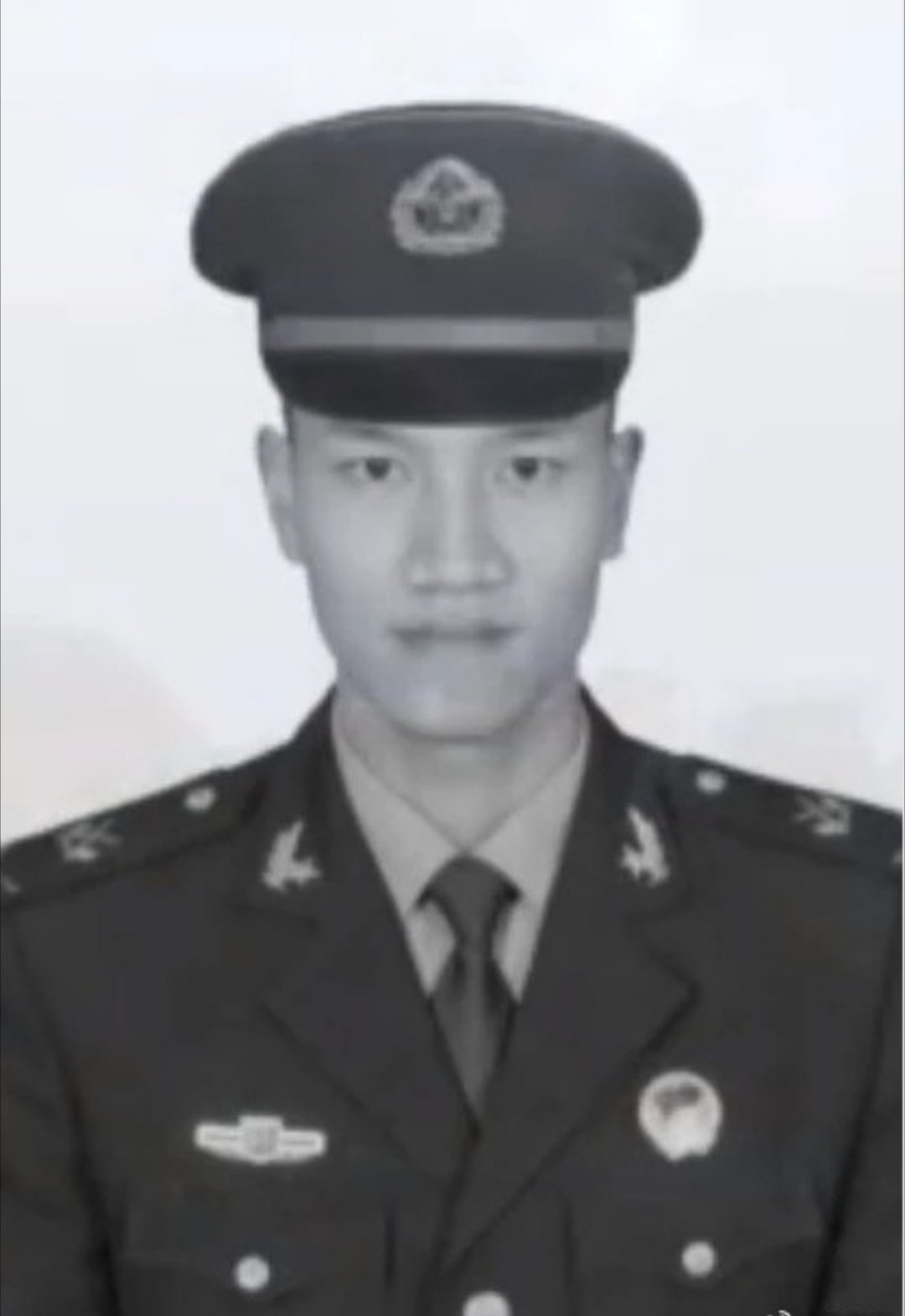 朱小华班长，2019年6月2日，在抢修国防通信线路时，因舍身救战友英勇牺牲。时年