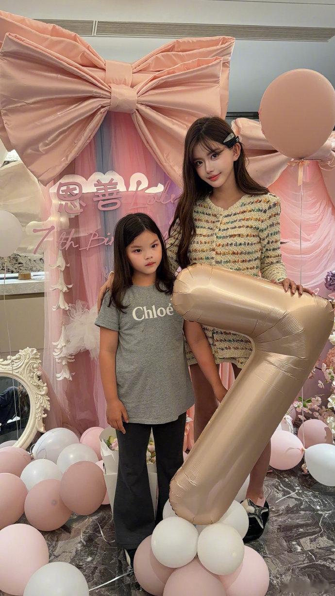 韩安冉为7岁大女儿庆生韩安冉为7岁小猪妹庆生 韩安冉为7岁大女儿庆生，小猪妹穿着