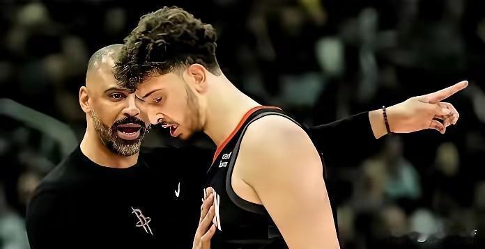 火箭加时输给国王，别再怪乌度卡了。
真凶是申京的“38.5%”。
这是他本赛季关