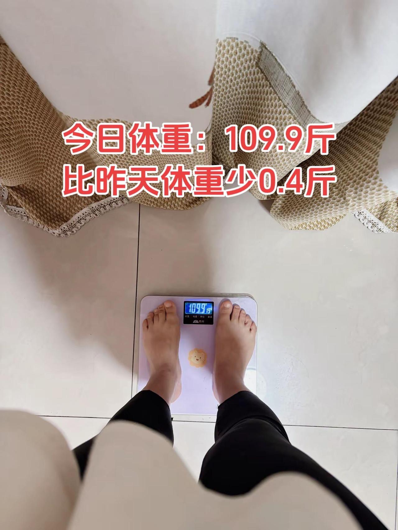 减脂早餐。泪水打湿我的减脂餐，目标105斤，加油今日减脂早餐：牛奶燕麦鸡蛋+拿铁