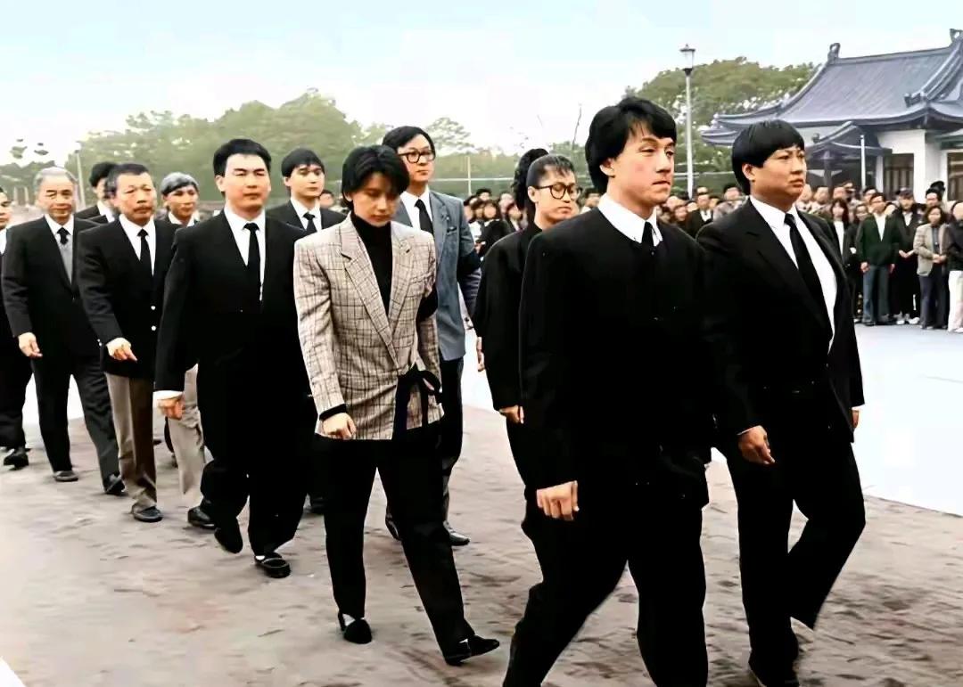 1988年的台湾，国民党主席蒋经国去世，缘何作为香港艺人的洪金宝、成龙等一众明星