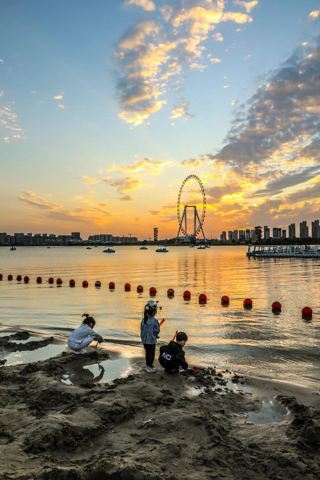 城市之秋
#夕阳下的这座城# #城市的日光# 
（林国军）