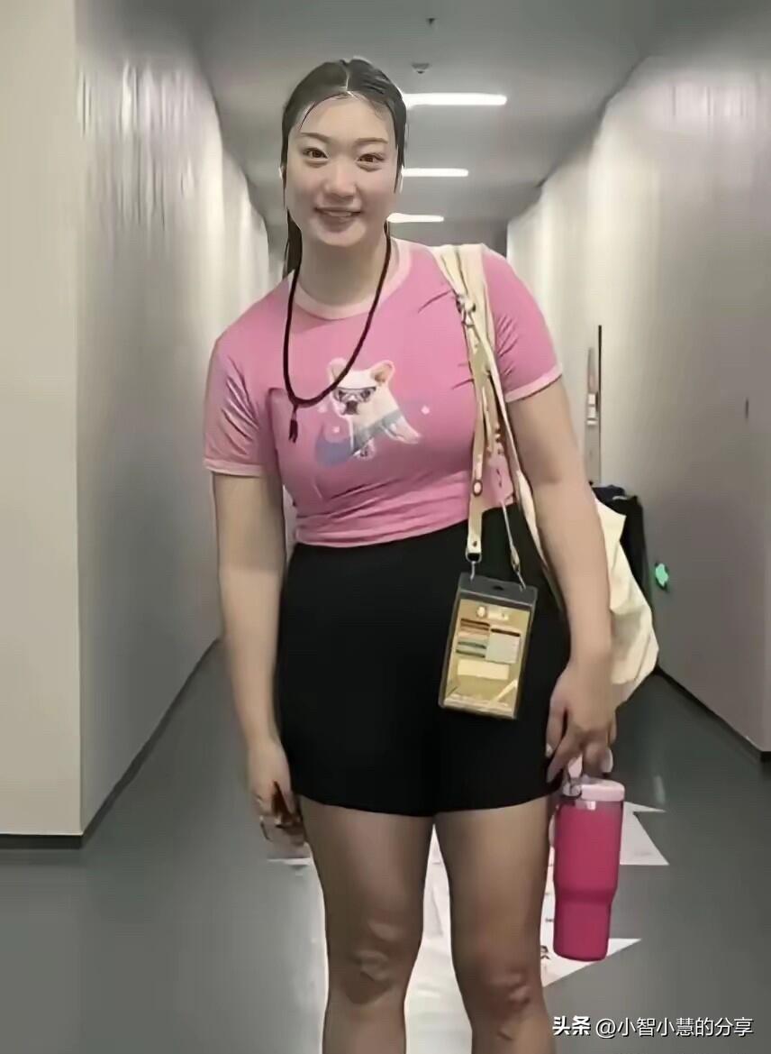 生于辽宁沈阳的美女李梦都有31岁了，身材还挺好的，凹凸有致的，喜欢看她打球，在场