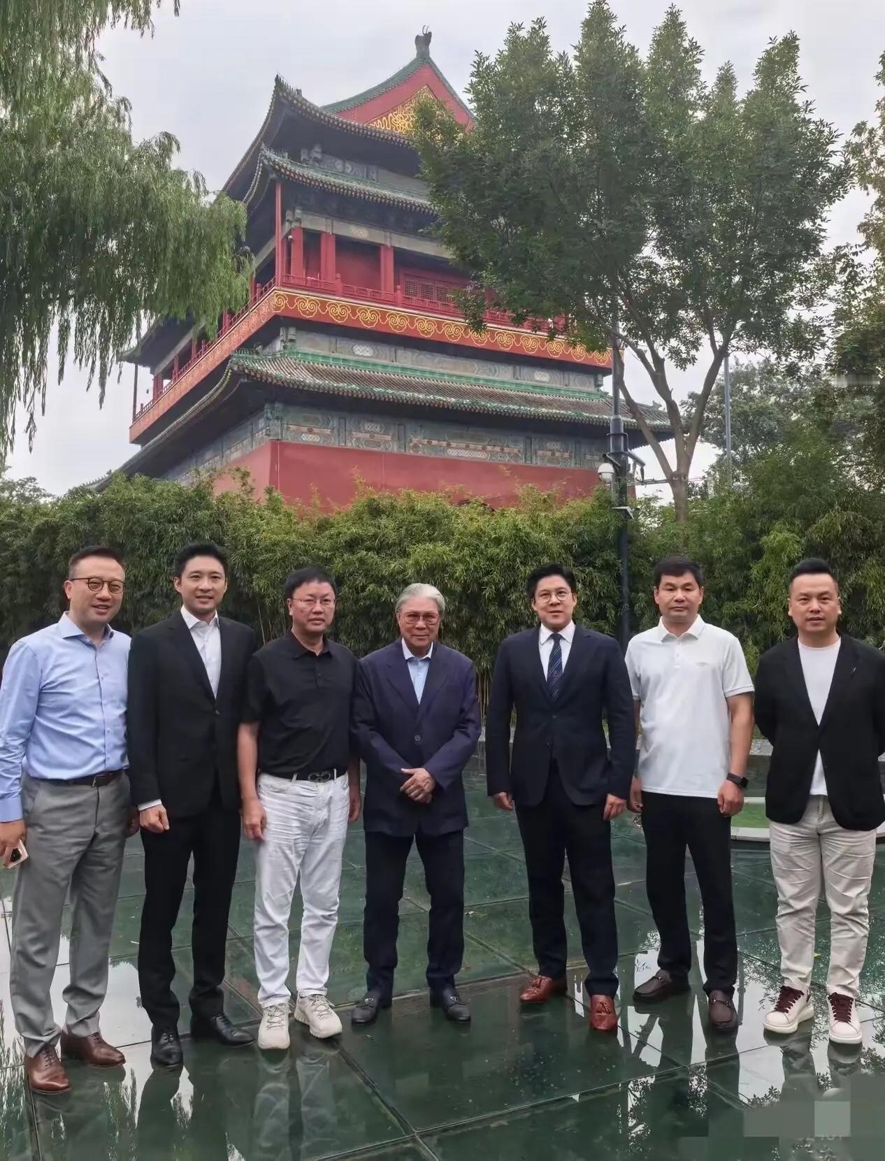 从霍英东先生奠定家族基业，到霍氏家族在时代浪潮中坚守初心，这个扎根香港、心系家国