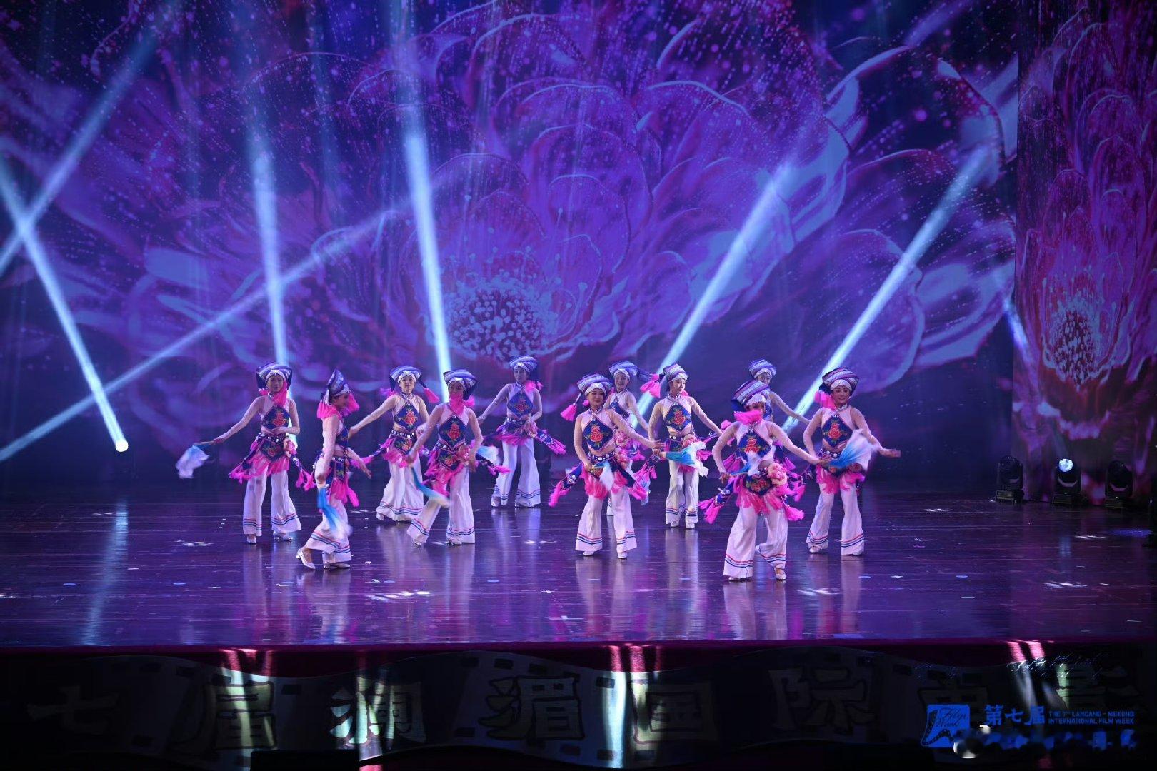 澜湄星光耀云南当澜湄的星光轻柔地洒落在云南这片神奇的土地，第[X]届云南电影周在