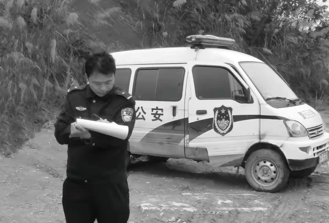 民警牺牲13年后，女儿接过警校录取通知书！刘克庄，生前系贵州省黔西南州望谟县公安