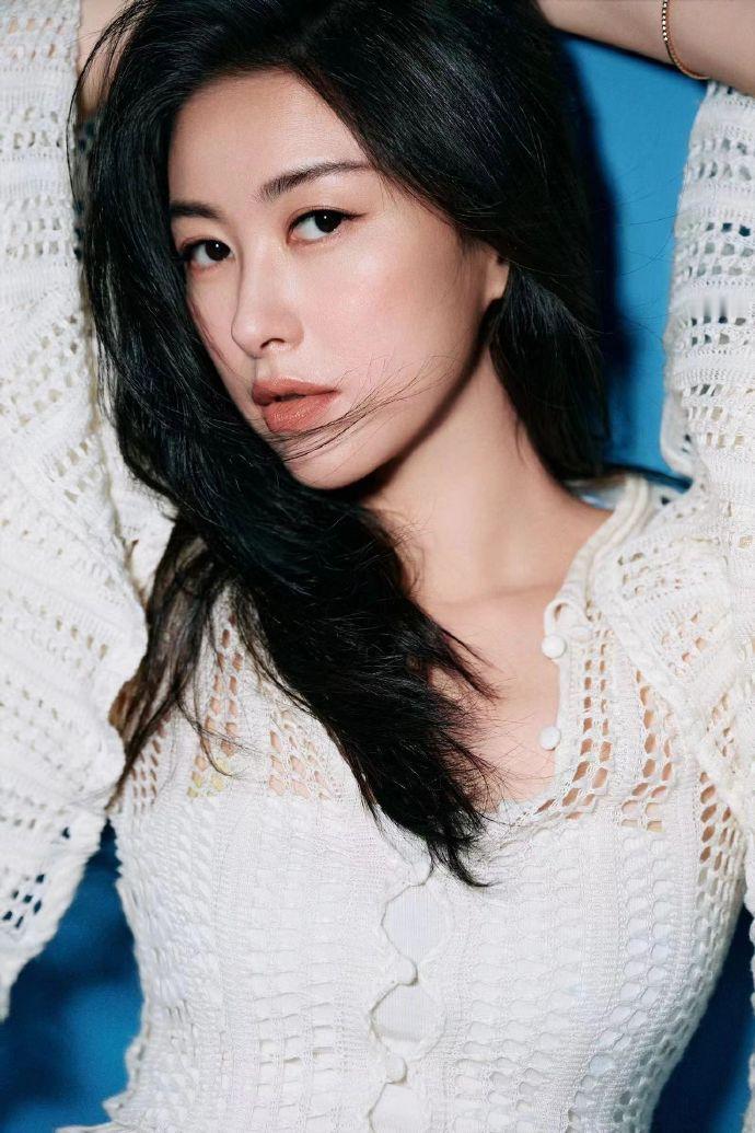 朱珠 x 镂空纱裙魅力尽显🤍 