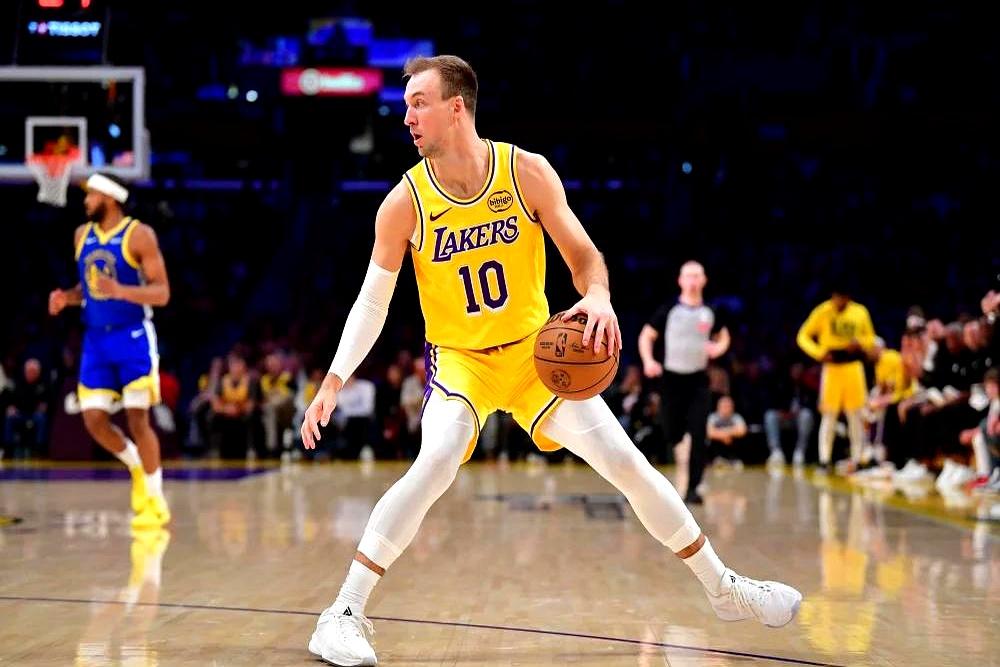 第四节火箭刚想把篮下堵死时，肯纳德两记顶着人的三分把节奏掰回去，湖人分差一下拉开