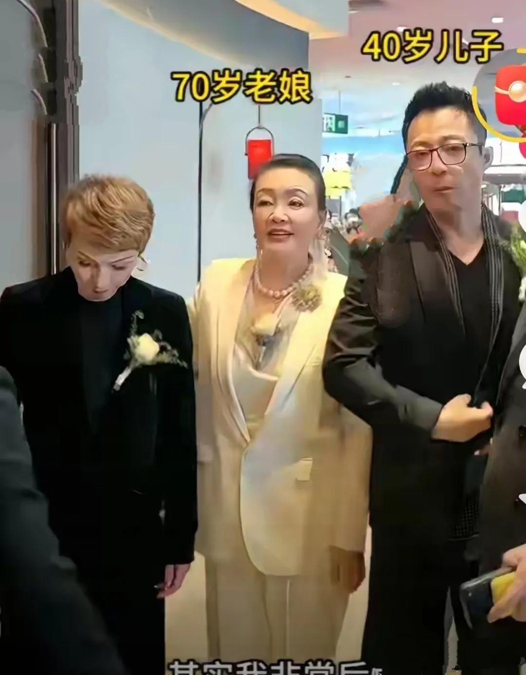 汪小菲估计也知道自己的错[捂脸]

合照时伸着胳膊想让妈妈挎

可是妈妈没有，只