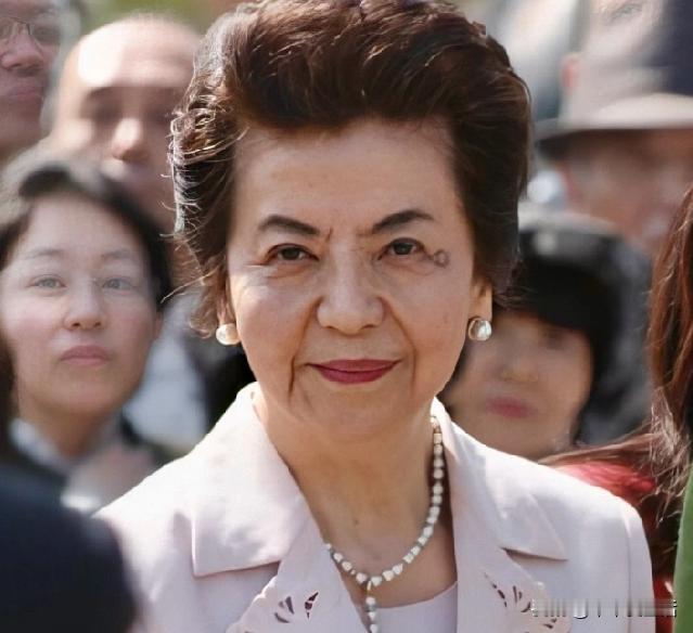 安倍洋子——从未直接担任公职，
但通过辅佐父、夫、子，
深度参与日本政治决策，