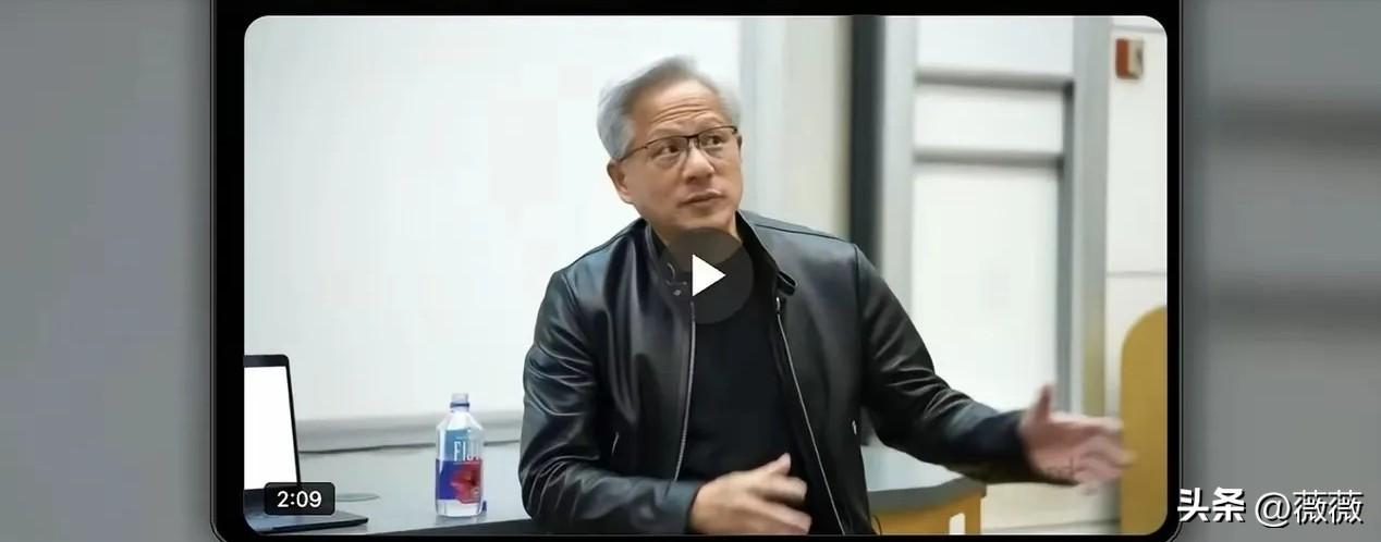 英伟达CEO黄仁勋曾在一档播客中说过：“语言是AI时代最高级的编程语言，英语专业