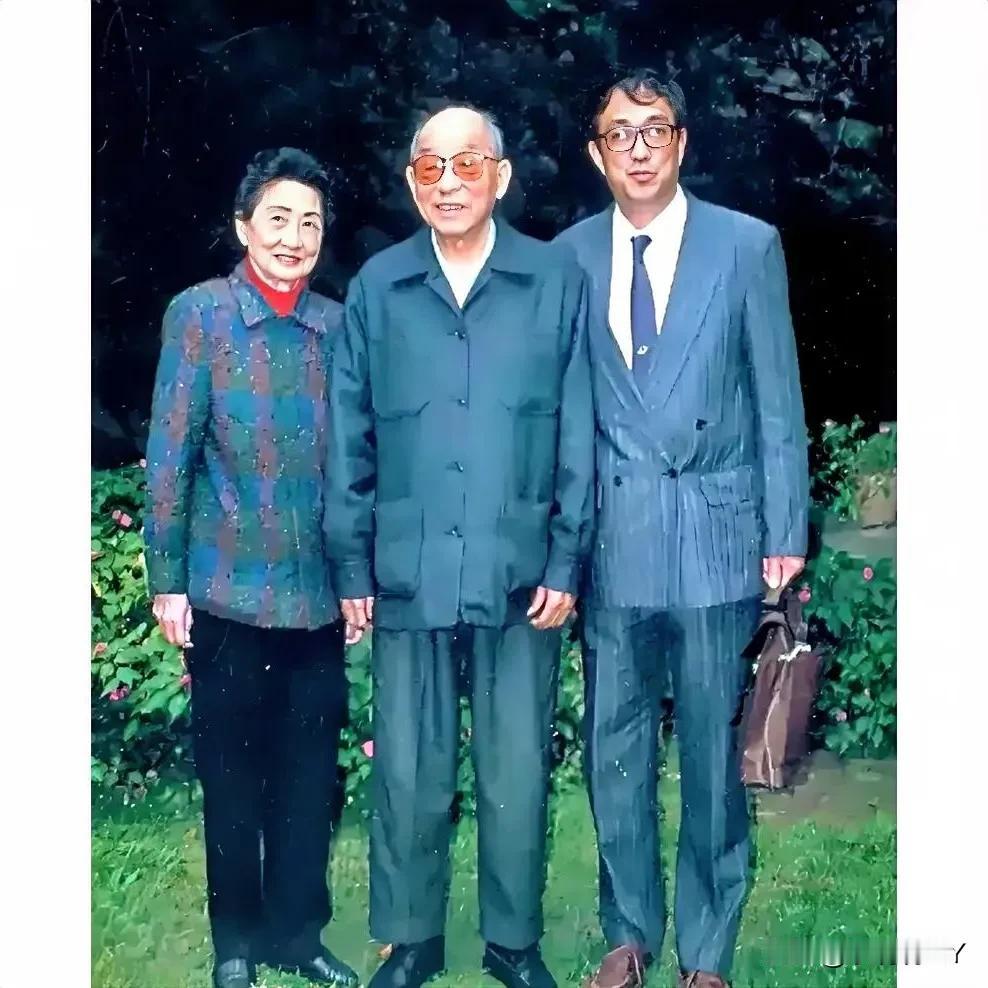 爱国将领张学良老照片: 与妻子赵一荻、导演谢晋合影。这张照片拍摄时间上世纪九十年
