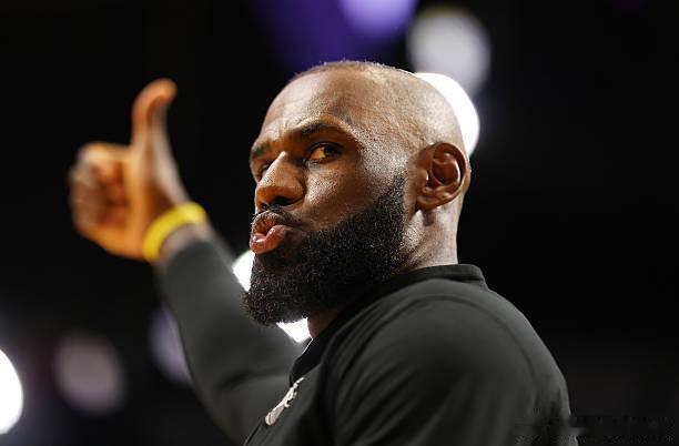 雷迪克表示，詹姆斯在比赛中饱受偏头痛的折磨快船vs湖人