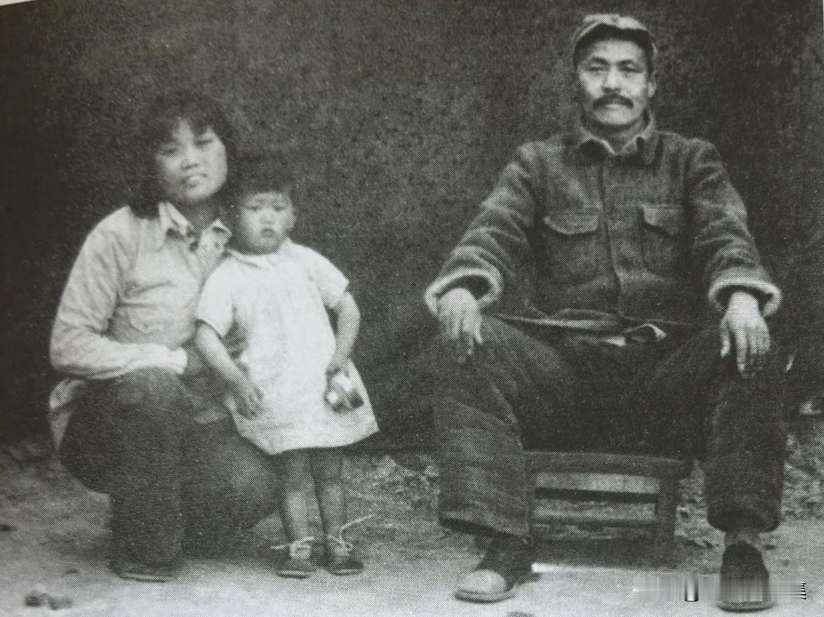1942年，陆桂杰与父亲陆建章于延安相会。1939年10月，当女儿参军后，陆建章