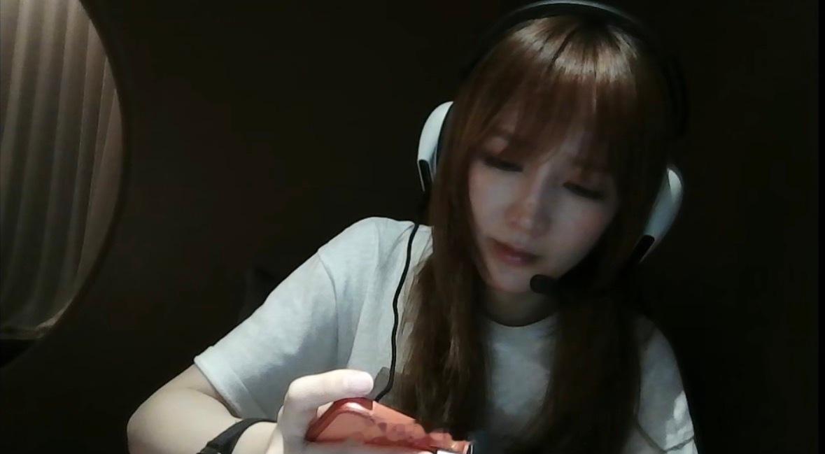 在看孟佳打游戏，她好可爱...那种自然的魅力 