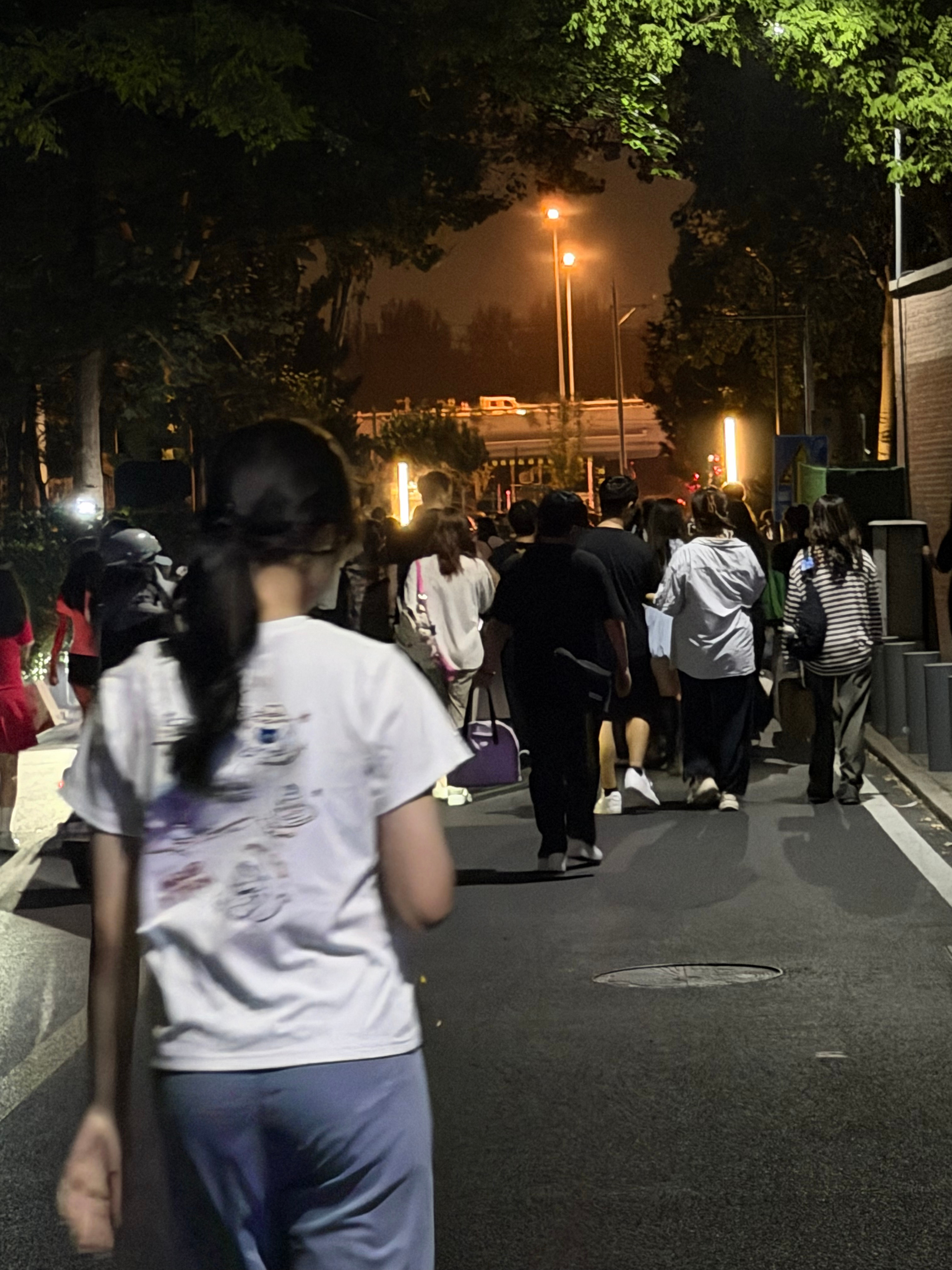 车不开过来，一群人跟着走